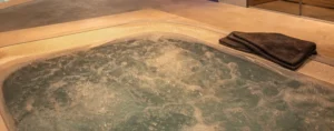 Week-end bien-être dans le Tarn : piscine, hammam, jacuzzi et sauna au cœur de la forêt de Saint-Ferréol